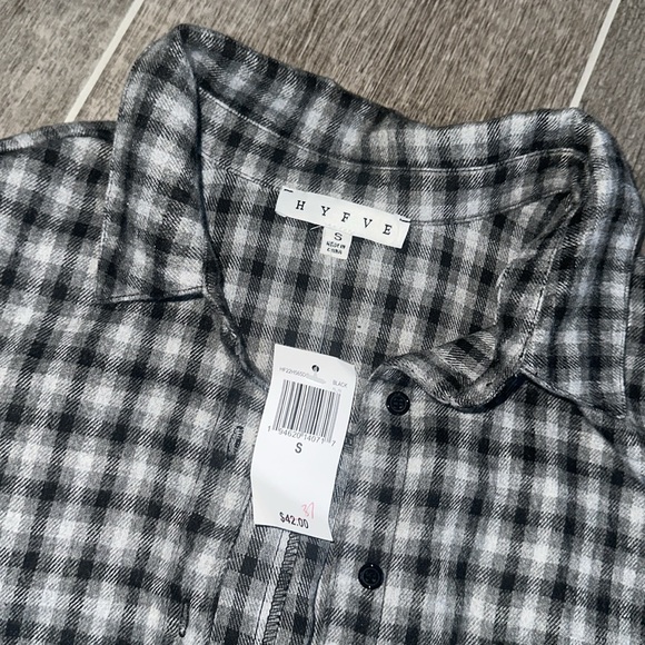 Plaid Cropped Button-Up Shirt - Picture 3 of 4